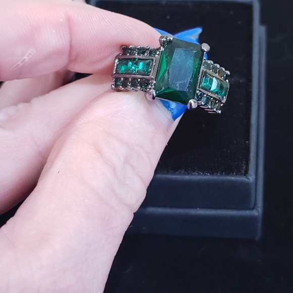 Betsey Johnson Green Crystal Fashion Ring - Picture 7 of 7